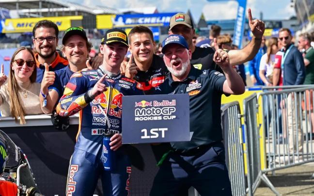 'Pelontxu' celebra la victoria con su equipo.