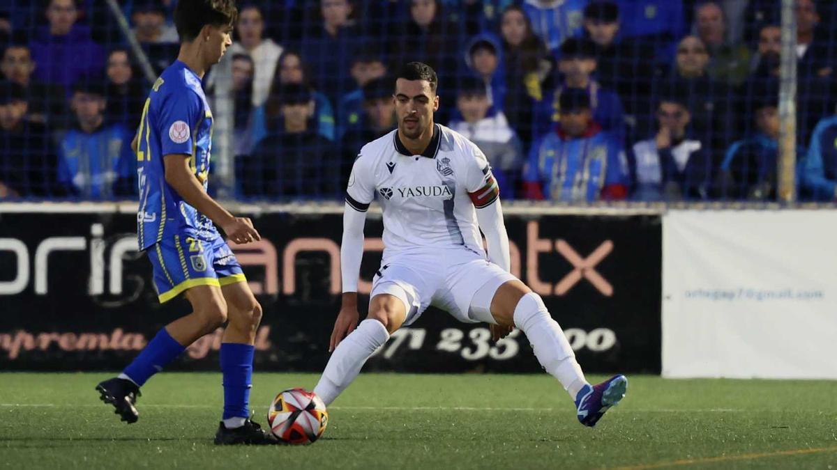 Mikel Merino presiona a un futbolista del Andratx en la segunda ronda de Copa del Rey. / REAL SOCIEDAD