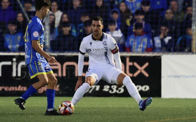 Mikel Merino presiona a un futbolista del Andratx en la segunda ronda de Copa del Rey. / REAL SOCIEDAD