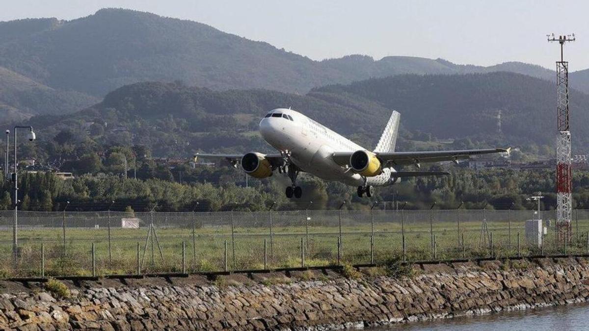 imagen de un avión en la pista del aeropuerto de Donostia en Hondarribia