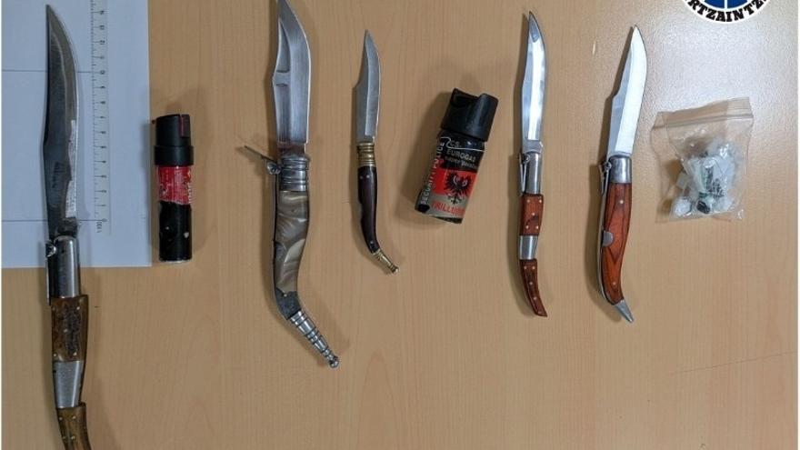 Armas blancas localizadas en un dispositivo de control de la Ertzaintza.