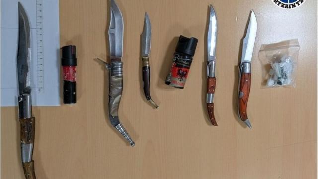 Armas blancas localizadas en un dispositivo de control de la Ertzaintza.