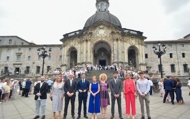 Representantes del grupo municipal del PNV junto al lehendakari Imanol Pradales y la diputada general Eider Mendoza, en la conmemoración del Día de San Ignacio de 2024.