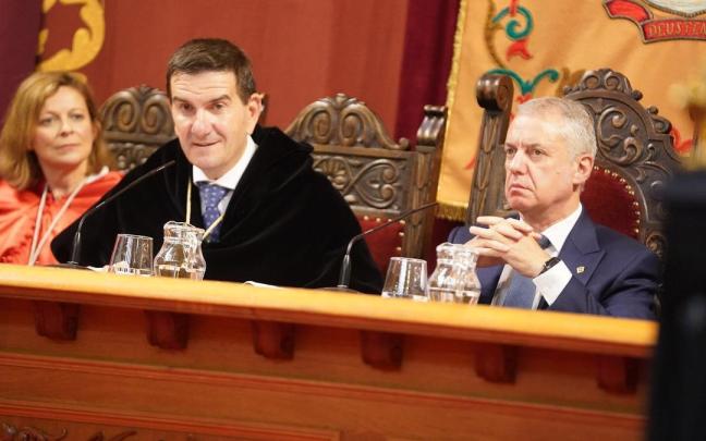 El lehendakari, Iñigo Urkullu, con el rector de la Universidad de Deusto