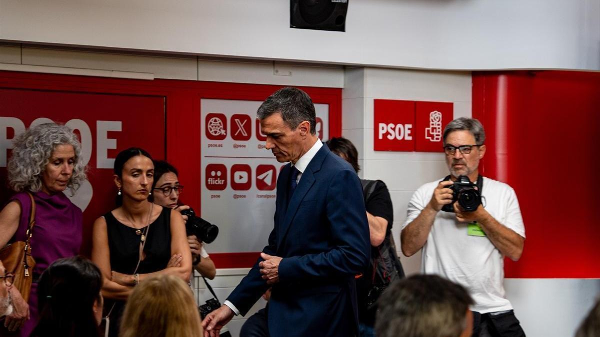 El presidente del Gobierno español, Pedro Sánchez, a la salida de su rueda de prensa en Ferraz tras el informe de la UCO sobre Santos Cerdán.