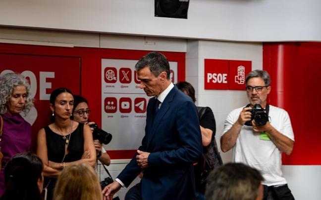 El presidente del Gobierno español, Pedro Sánchez, a la salida de su rueda de prensa en Ferraz tras el informe de la UCO sobre Santos Cerdán.