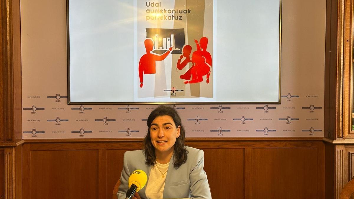 Nuria Alzaga, delegada de Hacienda y primera teniente de alcaldesa, presentando la iniciativa 'Partida a partida'.