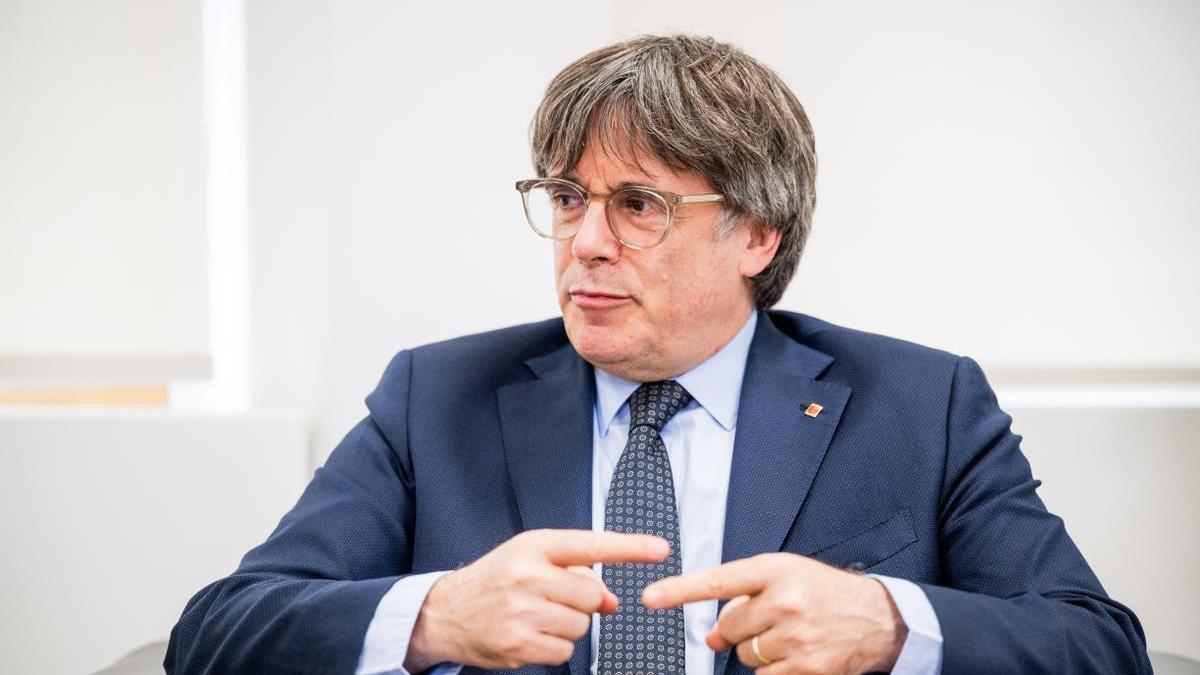 El presidente de Junts per Catalunya, Carles Puigdemont, durante una reunión con el presidente de la Generalitat, Salvador Illa