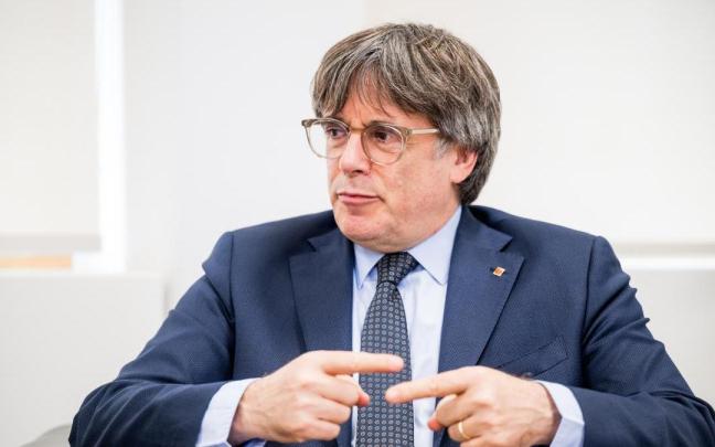 El presidente de Junts per Catalunya, Carles Puigdemont, durante una reunión con el presidente de la Generalitat, Salvador Illa