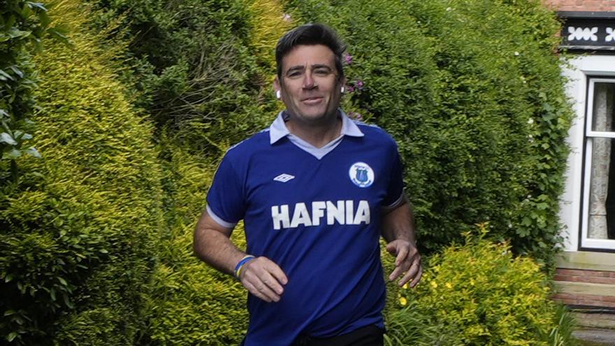 El alcalde de Mánchester, Andy Burnham, sale a correr frente a su casa en Warrington.
