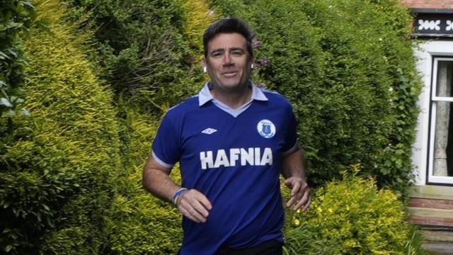 El alcalde de Mánchester, Andy Burnham, sale a correr frente a su casa en Warrington.