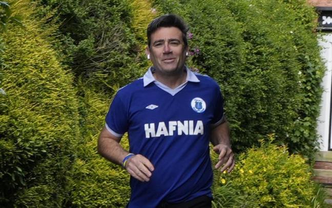 El alcalde de Mánchester, Andy Burnham, sale a correr frente a su casa en Warrington.