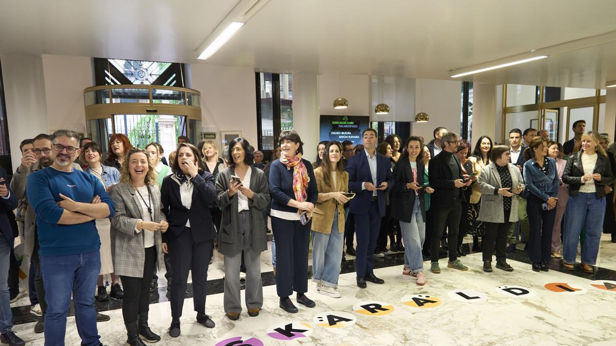 El lehendakari Imanol Pradales junto a parlamentarios, la presidenta Bakartzo Tejeria en el acto de inicio de Euskaraldia del El Parlamento Vasco.
