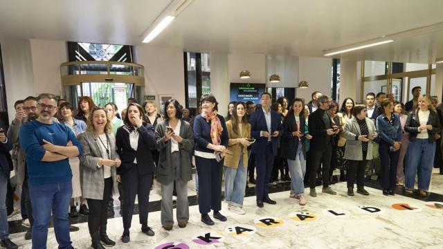 El lehendakari Imanol Pradales junto a parlamentarios, la presidenta Bakartzo Tejeria en el acto de inicio de Euskaraldia del El Parlamento Vasco. / EFE El lehendakari Imanol Pradales junto a parlamentarios, la presidenta Bakartzo Tejeria en el acto de inicio de Euskaraldia del El Parlamento Vasco.