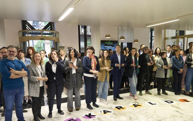 El lehendakari Imanol Pradales junto a parlamentarios, la presidenta Bakartzo Tejeria en el acto de inicio de Euskaraldia del El Parlamento Vasco.