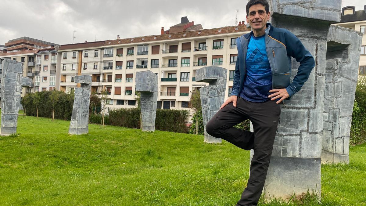 Karlos del Pilar, corredor zumaiarra, posando en la escultura Elkarrizketa.