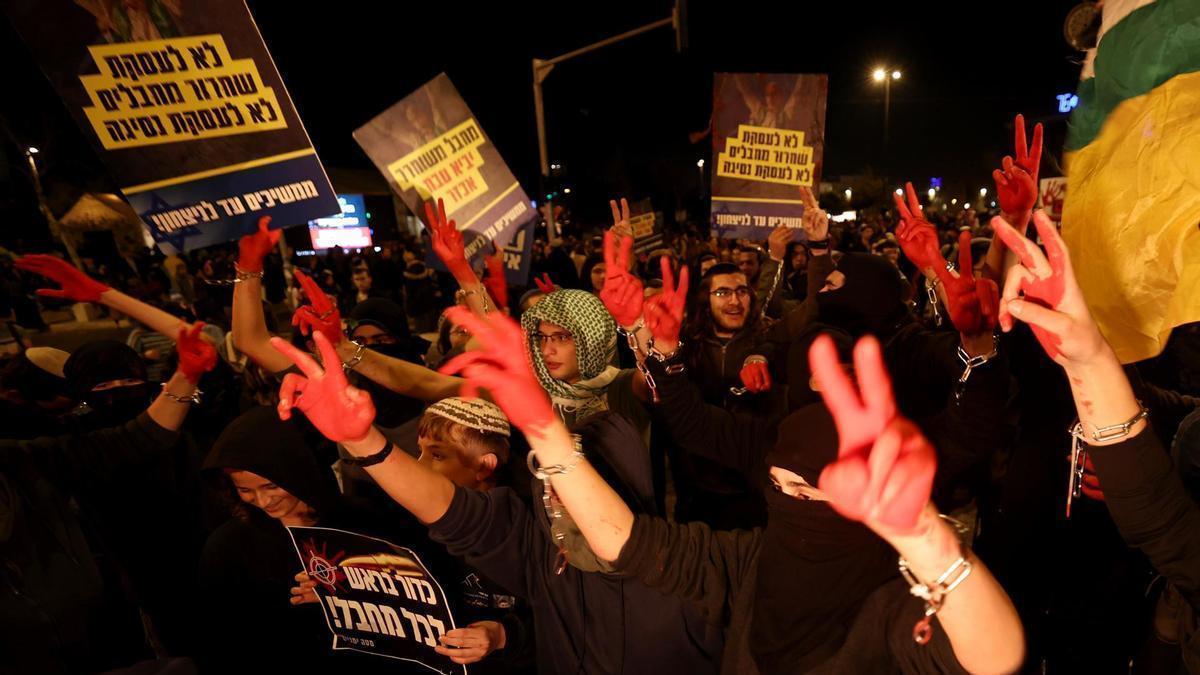 Ultraderechistas israelíes protestan en Jerusalén contra el acuerdo de alto el fuego.