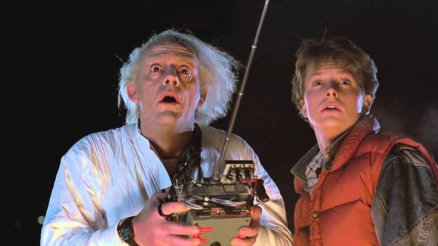 Christopher Lloyd como 'Doc' y Michael J. Fox como Marty McFly en 'Regreso al futuro'.