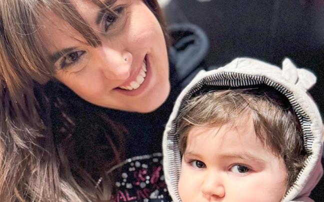 Zuriñe Lasagabaster con su hijo Ibai