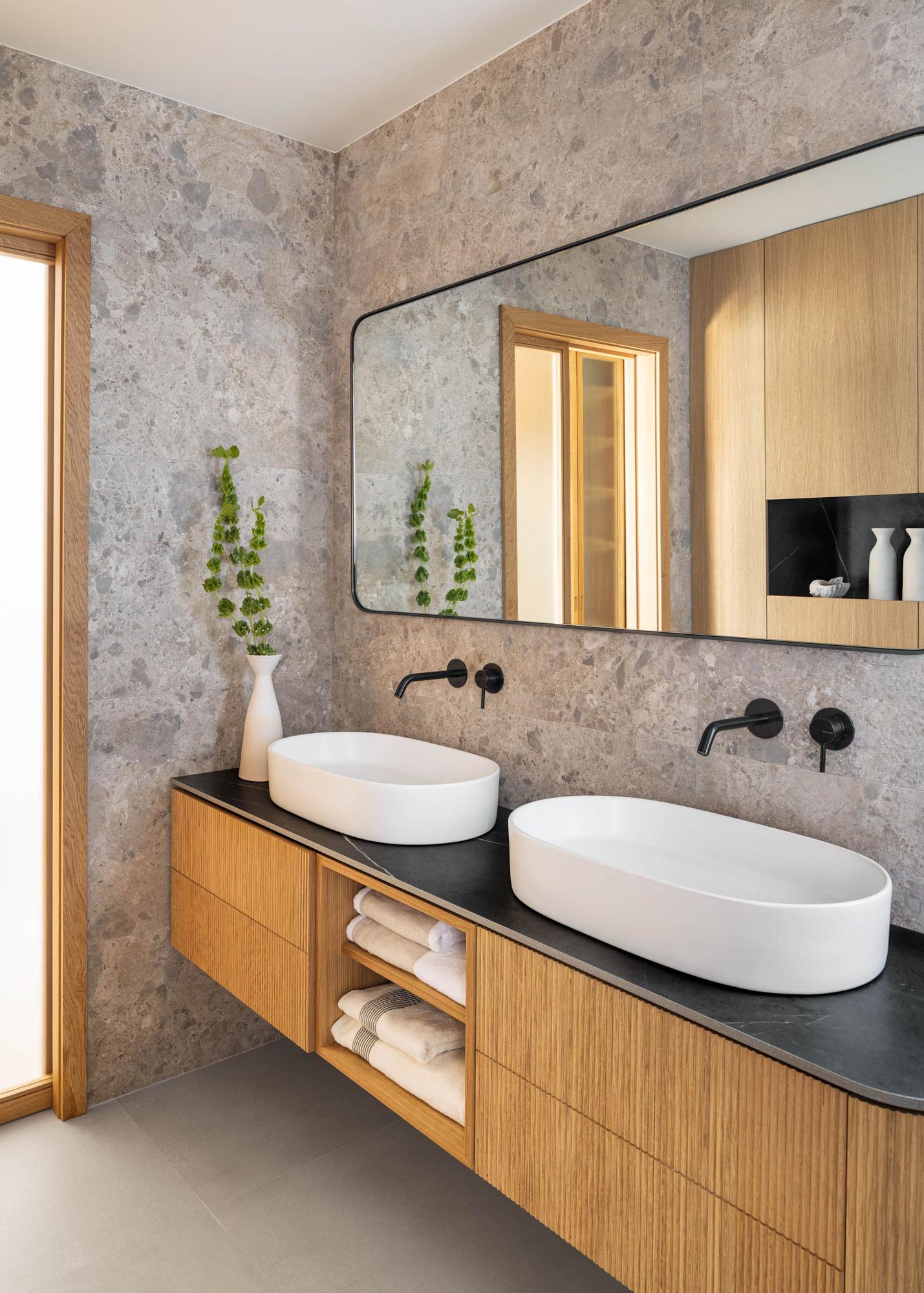 Lavabos porcelánicos en blanco.