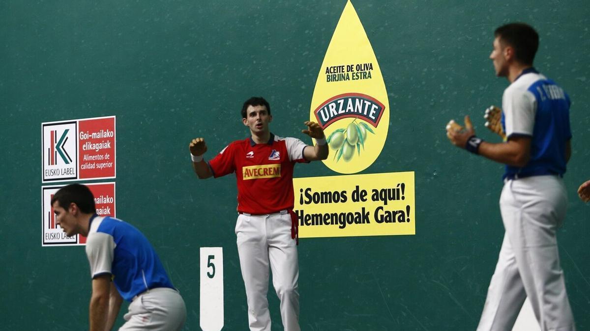 Jokin Altuna, durante un lance del partido ante Peio Etxeberria-Rezusta disputado en el frontón Labrit de Iruñea.