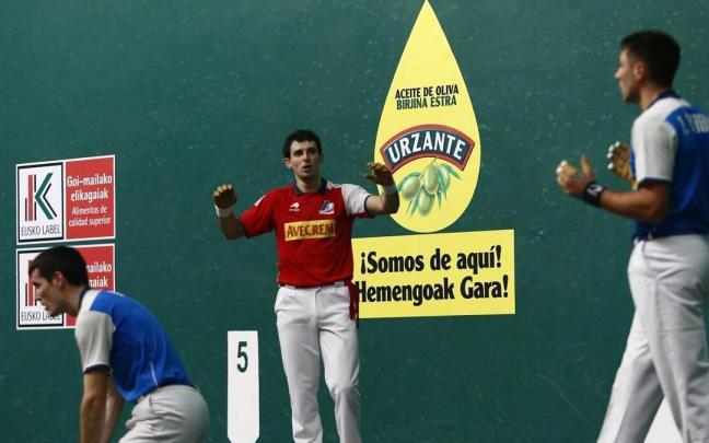 Jokin Altuna, durante un lance del partido ante Peio Etxeberria-Rezusta disputado en el frontón Labrit de Iruñea.