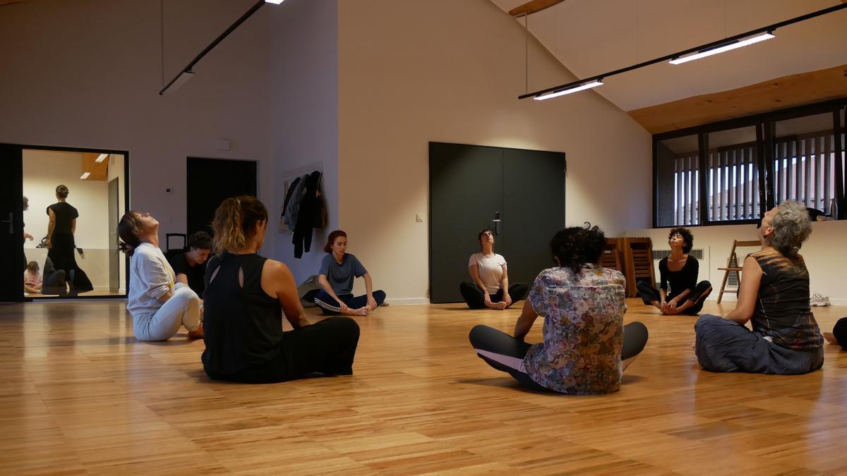 Zumaiarras realizando ejercicios de relajación en una sala del convento transformado.