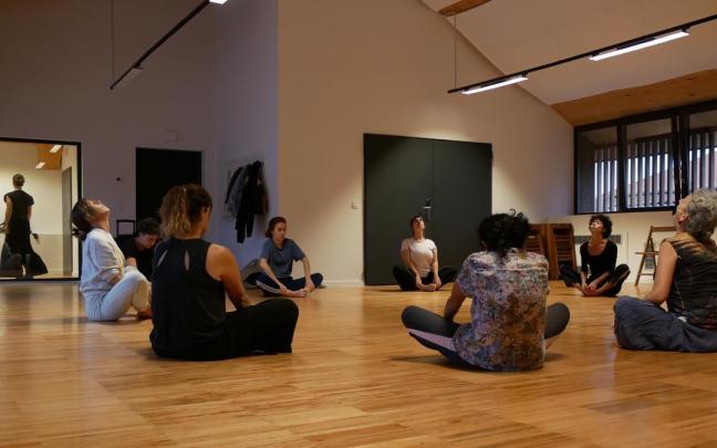 Zumaiarras realizando ejercicios de relajación en una sala del convento transformado.