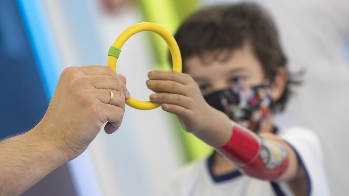 Un niño ingresado en un hospital.