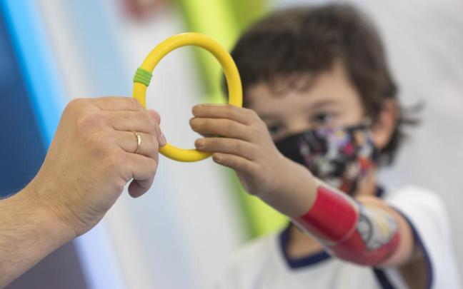 Un niño ingresado en un hospital.