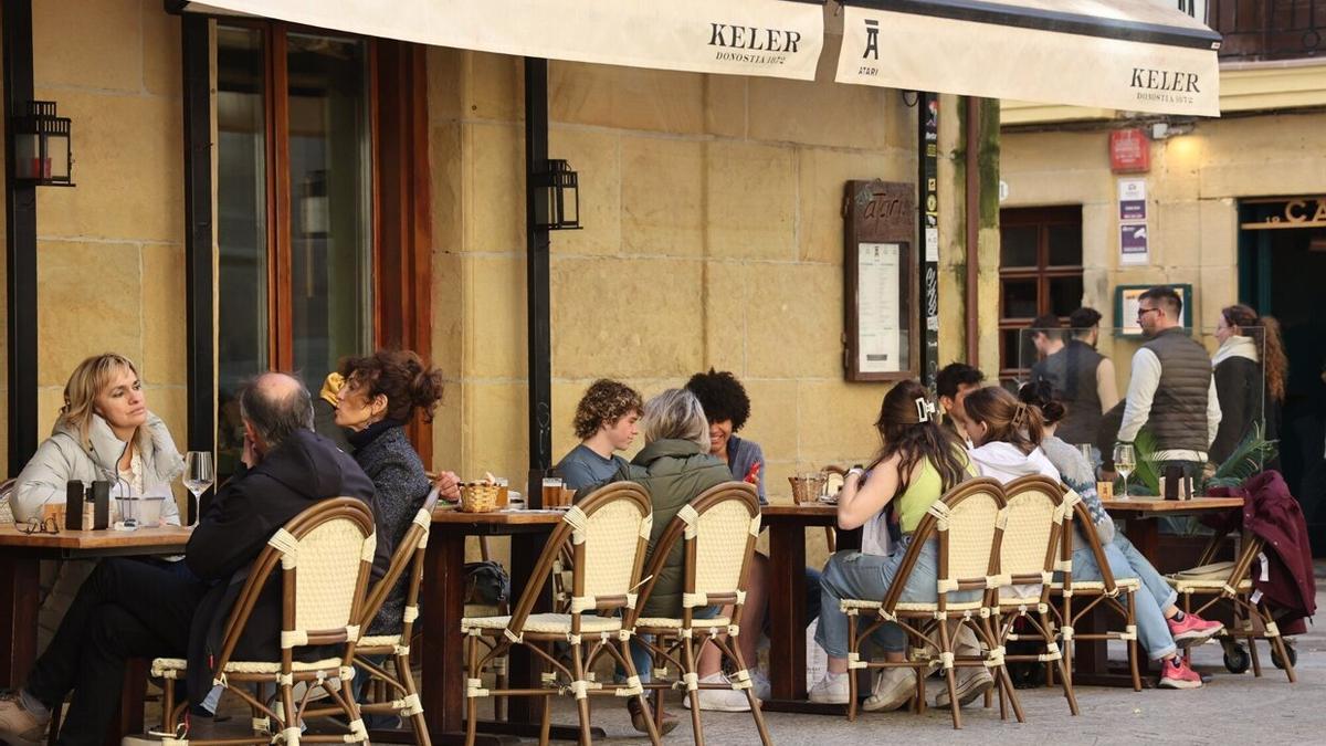 Mesas exteriores protegidas por un toldo en la Parte Vieja, esta semana.