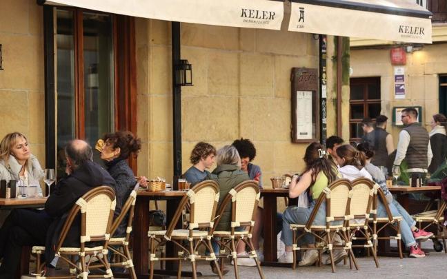 Mesas exteriores protegidas por un toldo en la Parte Vieja, esta semana.