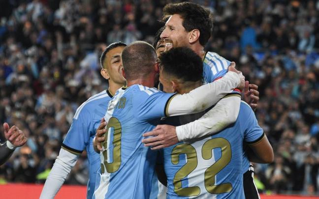 Messi juega su último partido con la selección Argentina en Buenos Aires.