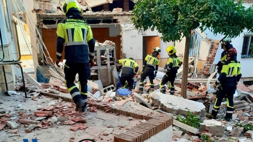 La explosión de una bombona en un restaurante de Sayalonga (Málaga) causa dos heridos y el derumbe parcial.