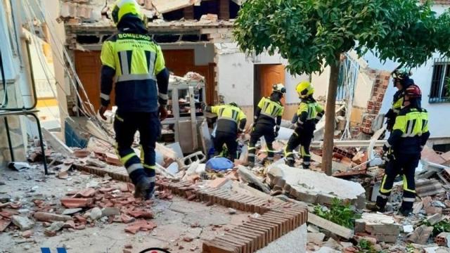 La explosión de una bombona en un restaurante de Sayalonga (Málaga) causa dos heridos y el derumbe parcial.