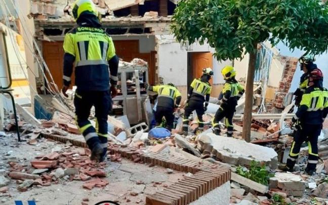 La explosión de una bombona en un restaurante de Sayalonga (Málaga) causa dos heridos y el derumbe parcial.