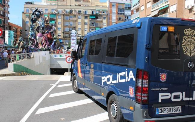 Un furgón policial patrulla durante los días de Fallas la ciudad de Valencia. Un furgón policial patrulla durante los días de Fallas la ciudad de Valencia.