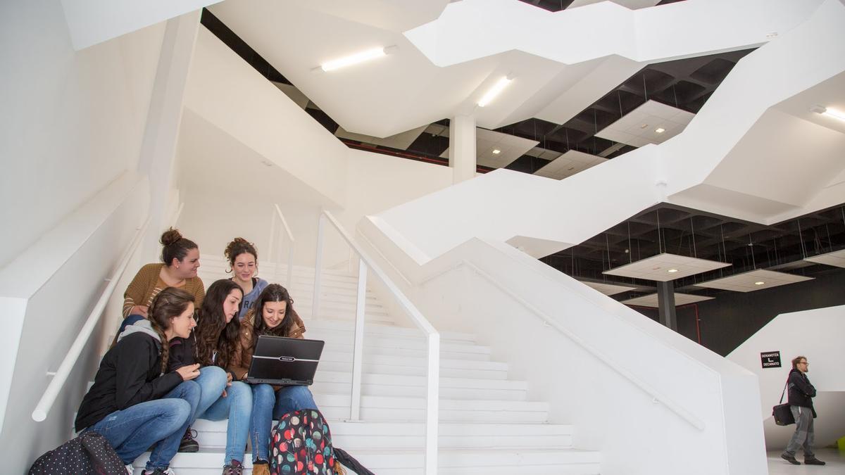 Un grupo de estudiantes en la Facultad de Periodismo de la UPV/EHU.