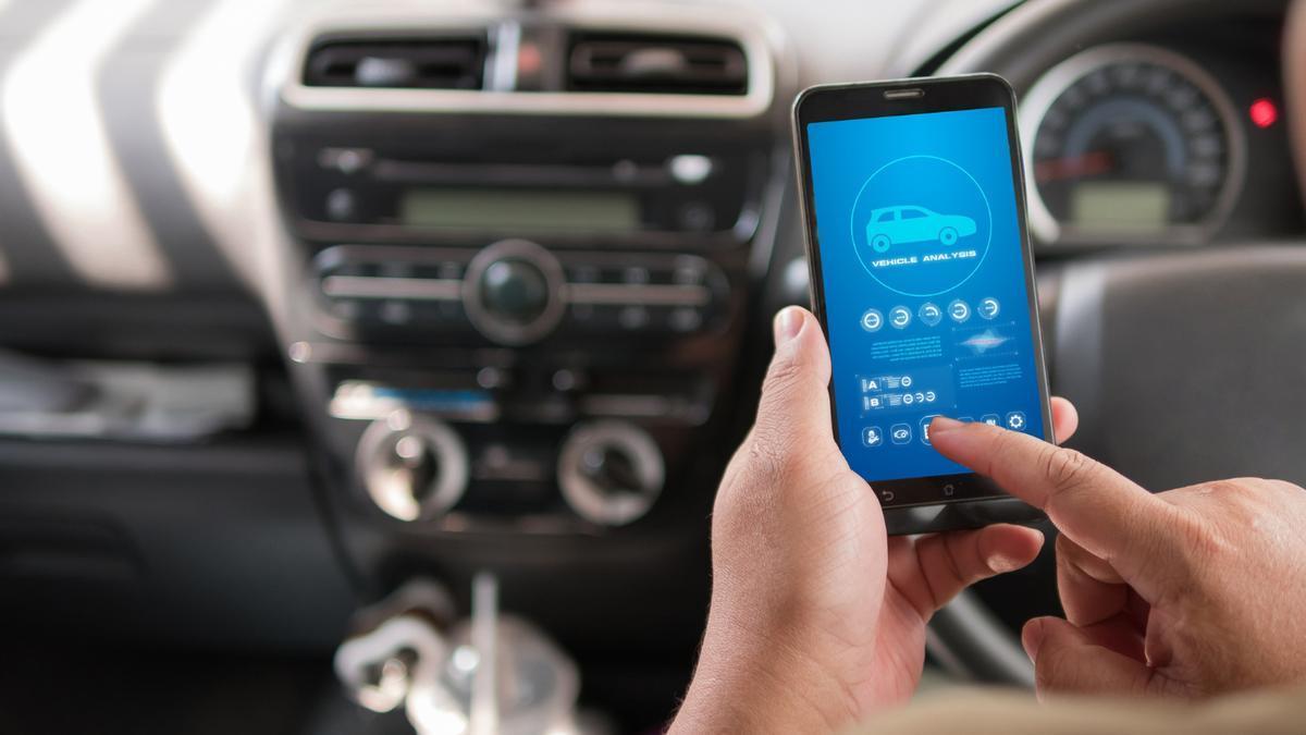 Una persona visualiza datos de su coche a través de una app móvil.