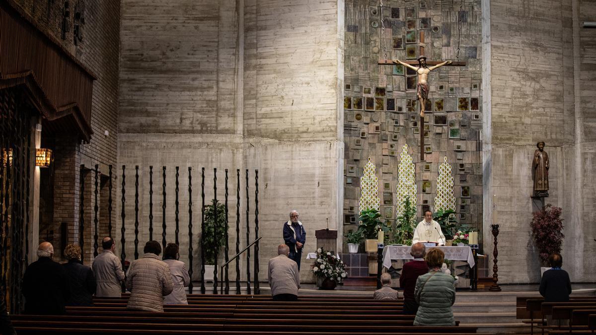 Un grupo de fieles celebra una misa en la Iglesia de San Mateo, en Gasteiz