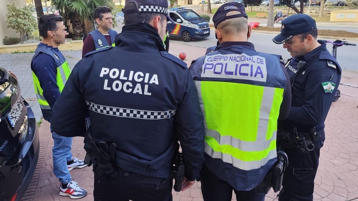 Agentes de Policía Nacional y Local de Benalmádena.
