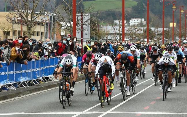 Imagen de la llegada a meta en la prueba de Zumaia, en su edici&oacute;n de 2021