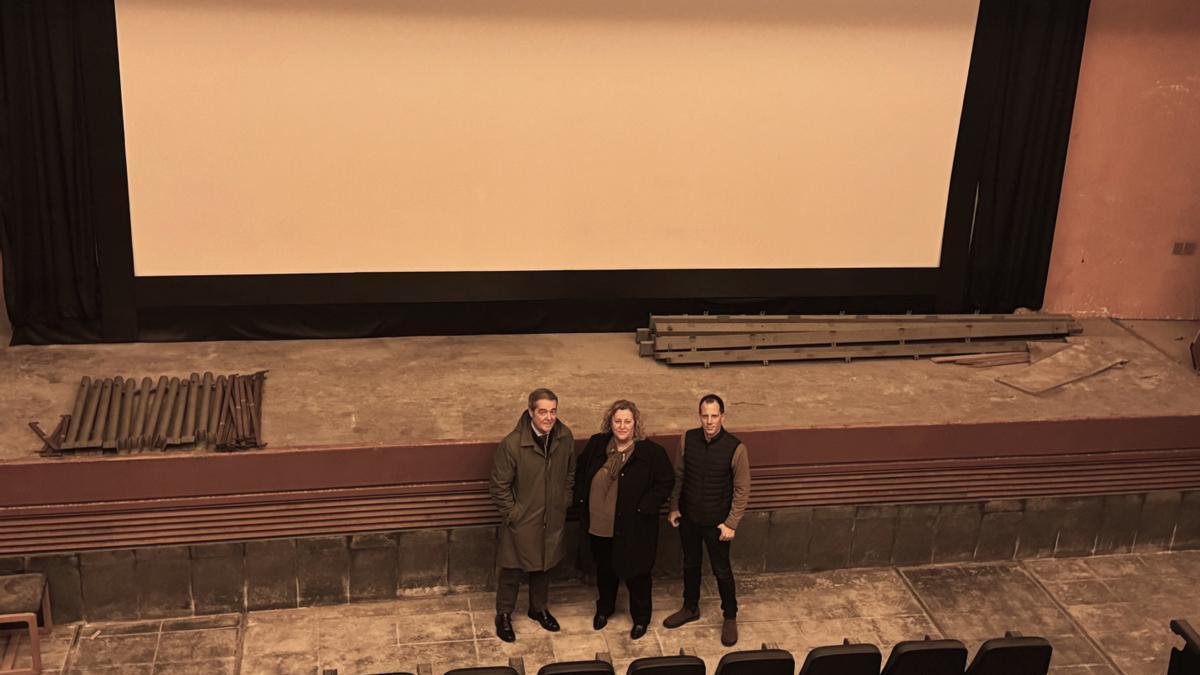 Visita a las instalaciones del cine Zubeltzu, recuperadas como futuro espacio multicultural para Deba.