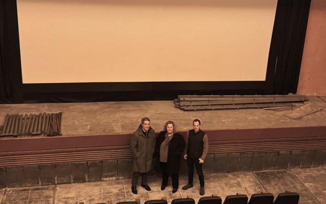 Visita a las instalaciones del cine Zubeltzu, recuperadas como futuro espacio multicultural para Deba.