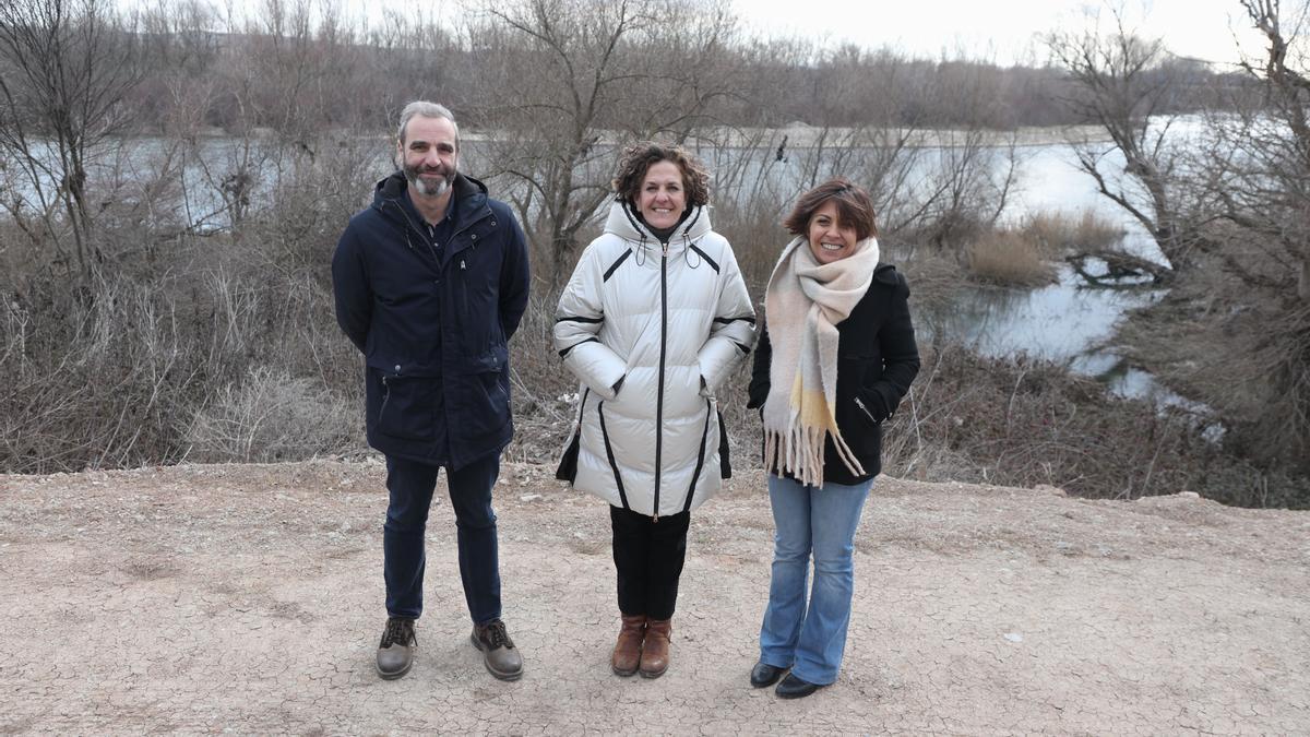 De izda a dcha: Luis Sanz, consejera Gómez y alcaldesa de Buñuel, en una zona del río Ebro objeto de actuación.