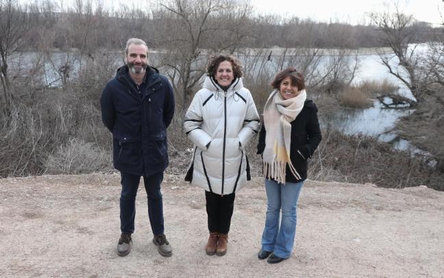 De izda a dcha: Luis Sanz, consejera Gómez y alcaldesa de Buñuel, en una zona del río Ebro objeto de actuación. De izda a dcha: Luis Sanz, consejera Gómez y alcaldesa de Buñuel, en una zona del río Ebro objeto de actuación.