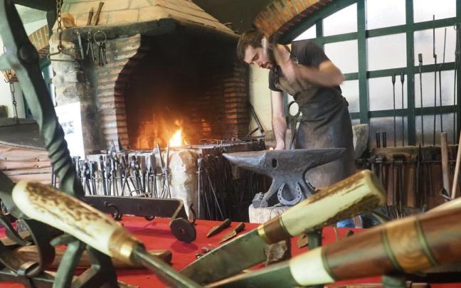 Iñigo Chivite, durante la exhibición de herrería que ofreció en el Museo de la Máquina Herramienta de Elgoibar