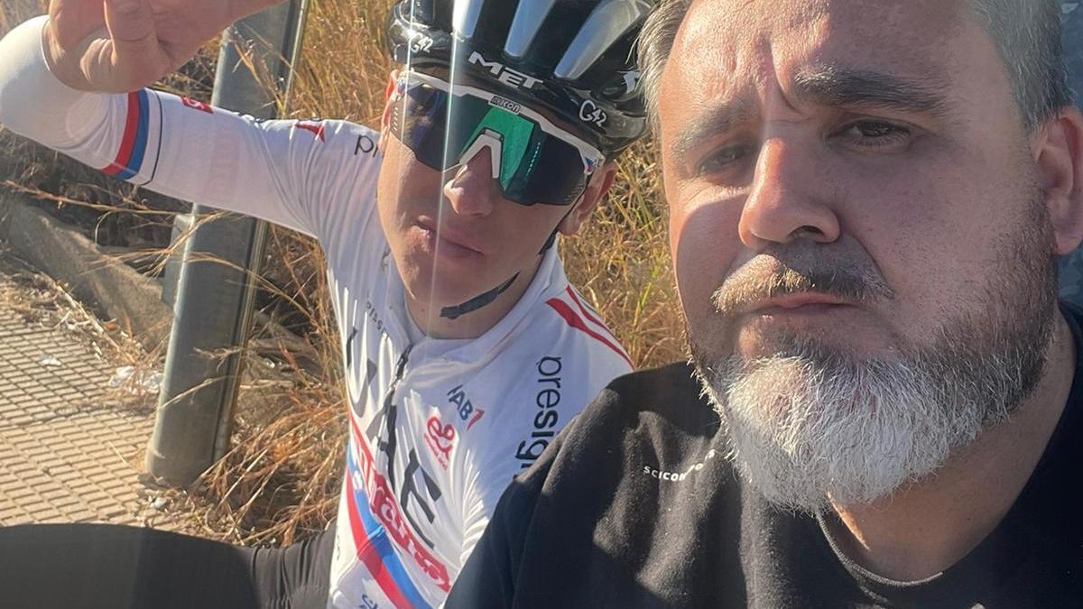 Pogacar y Joseba Elguezabal comparten un selfie en Italia.