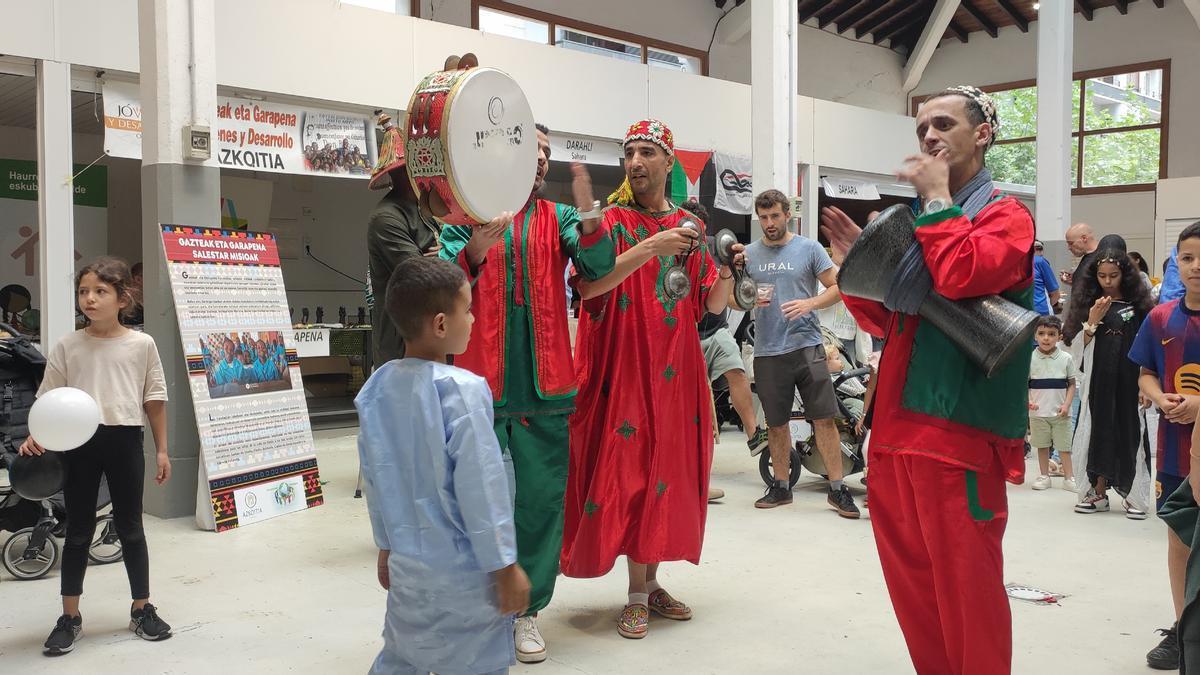 La músicas y los bailes no faltaron en el encuentro que tuvo como marco a la Plaza del Mercado de Azkoitia