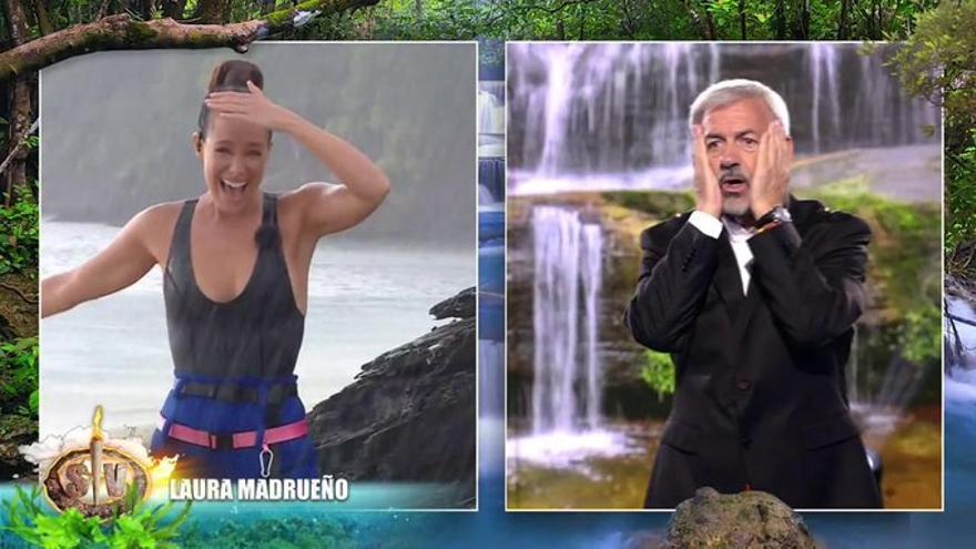 Laura Madrueño y Carlos Sobera durante la conexión accidentada en 'Supervivientes 2023: Tierra de Nadie'.